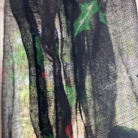 Black mistletoe and snowflakes sheer scarf - Picture 17 of 17